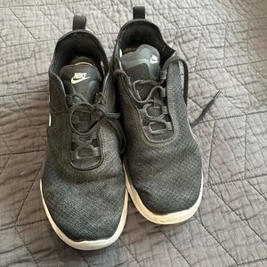 Women’s Air Max Motion size 8.